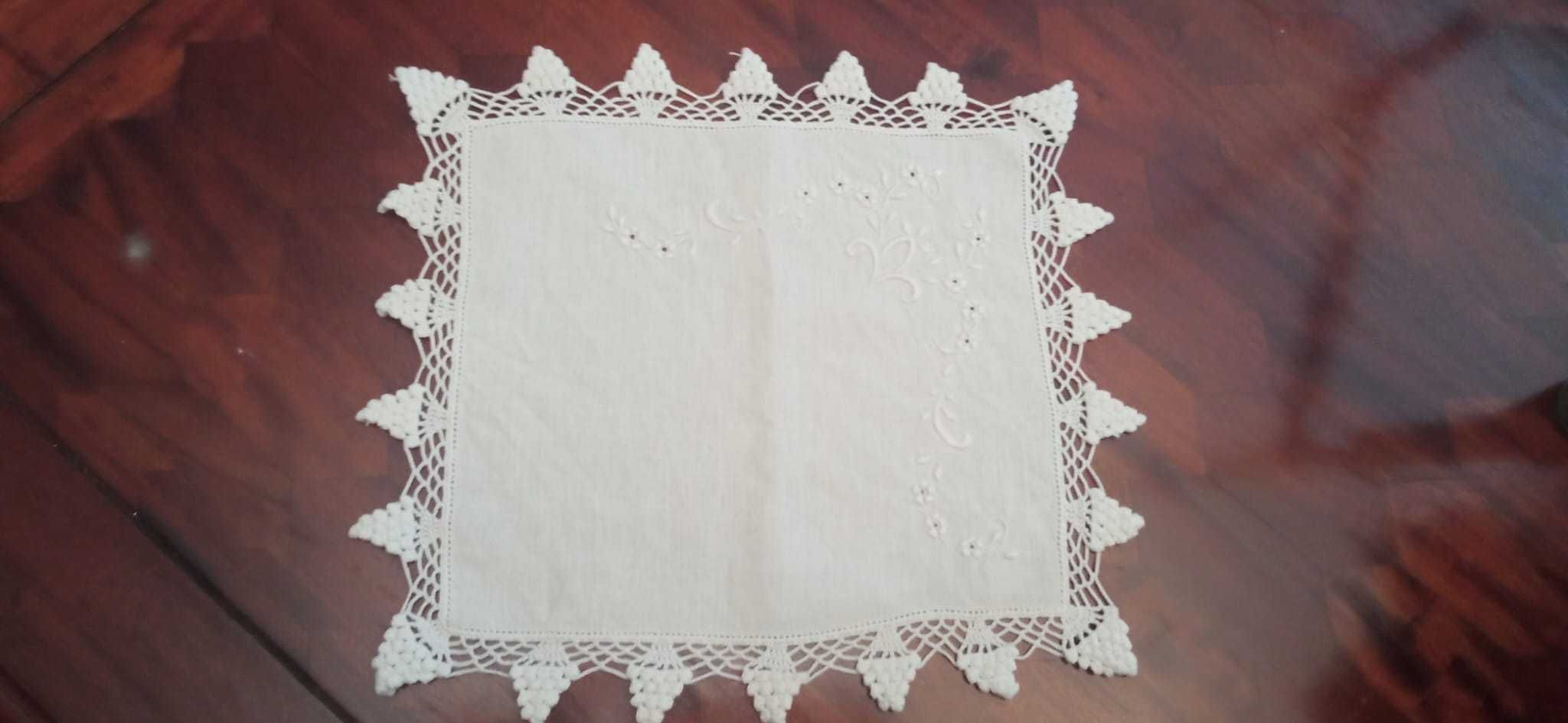 Jogo de quarto em linho e renda manual bordado