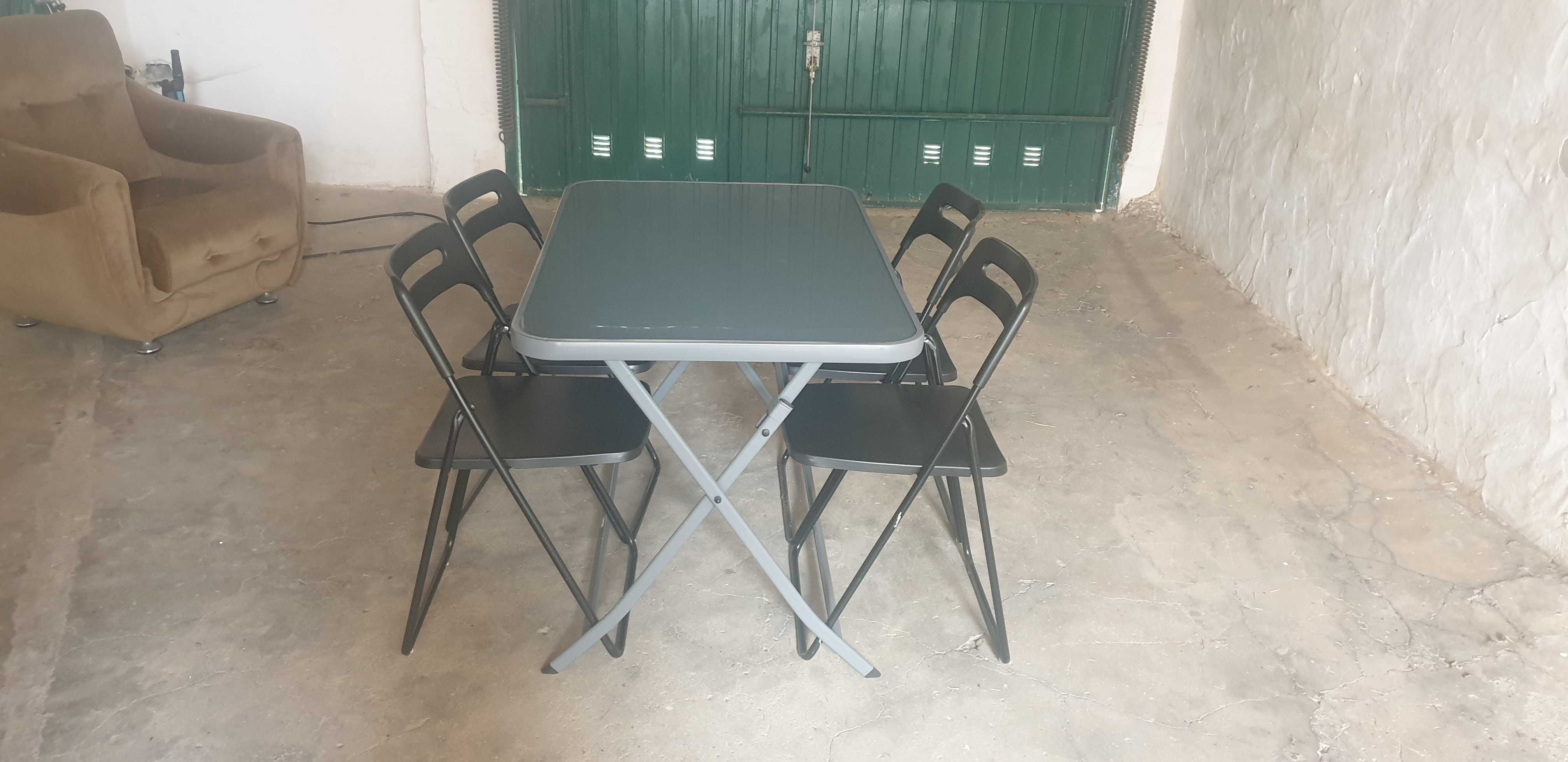 Mesa de metal NATERIAL com tampo de vidro + 4 cadeiras