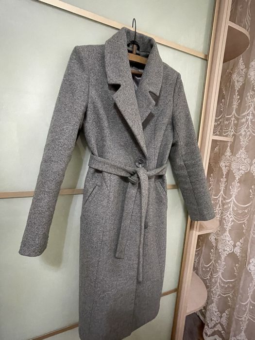 Жіноче пальто сірого кольору