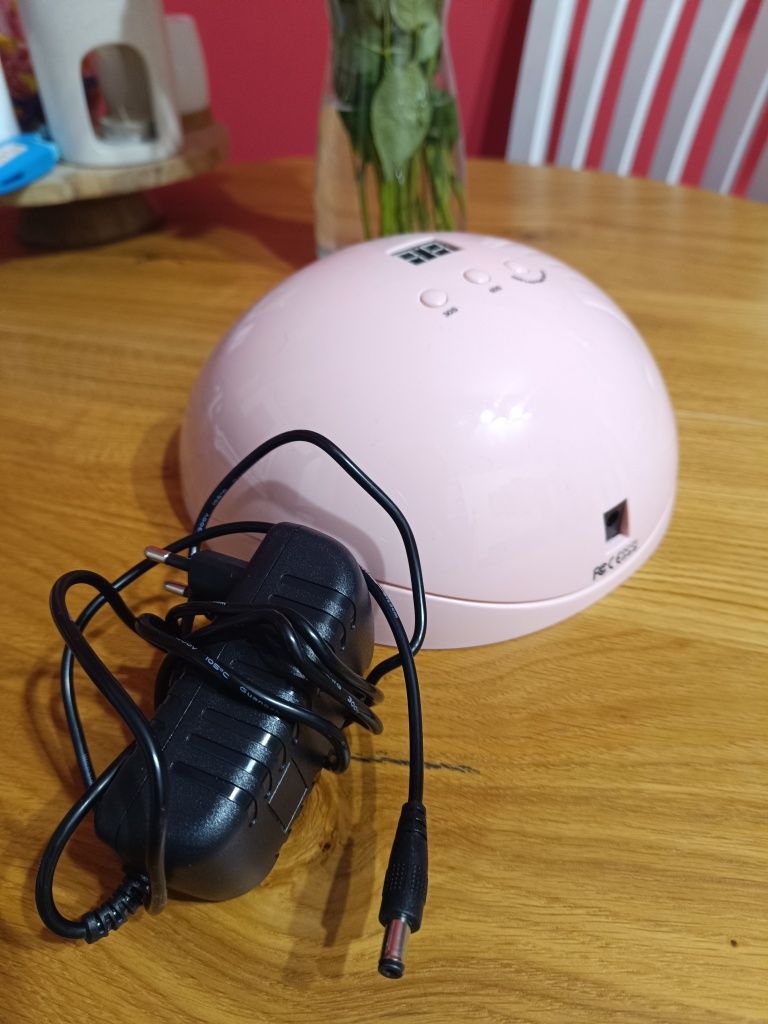 Lampa do utwardzania paznokci hybrydowych
