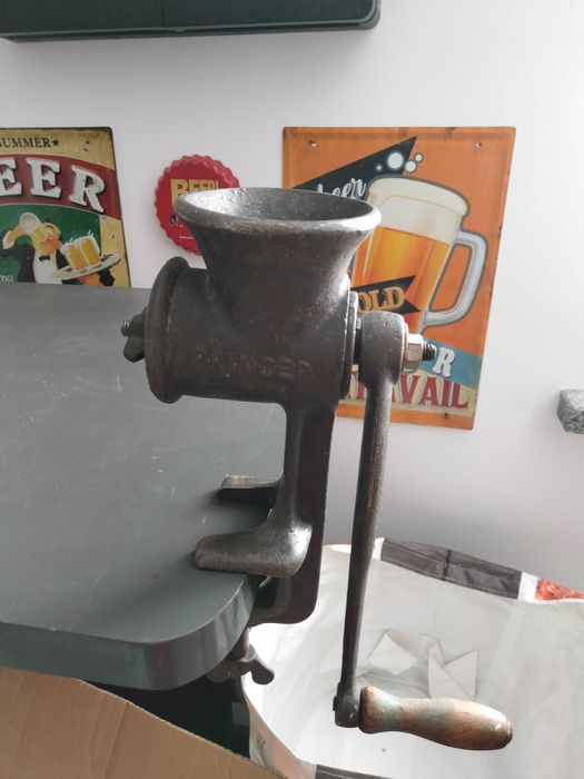 antiga maquina de moer carne