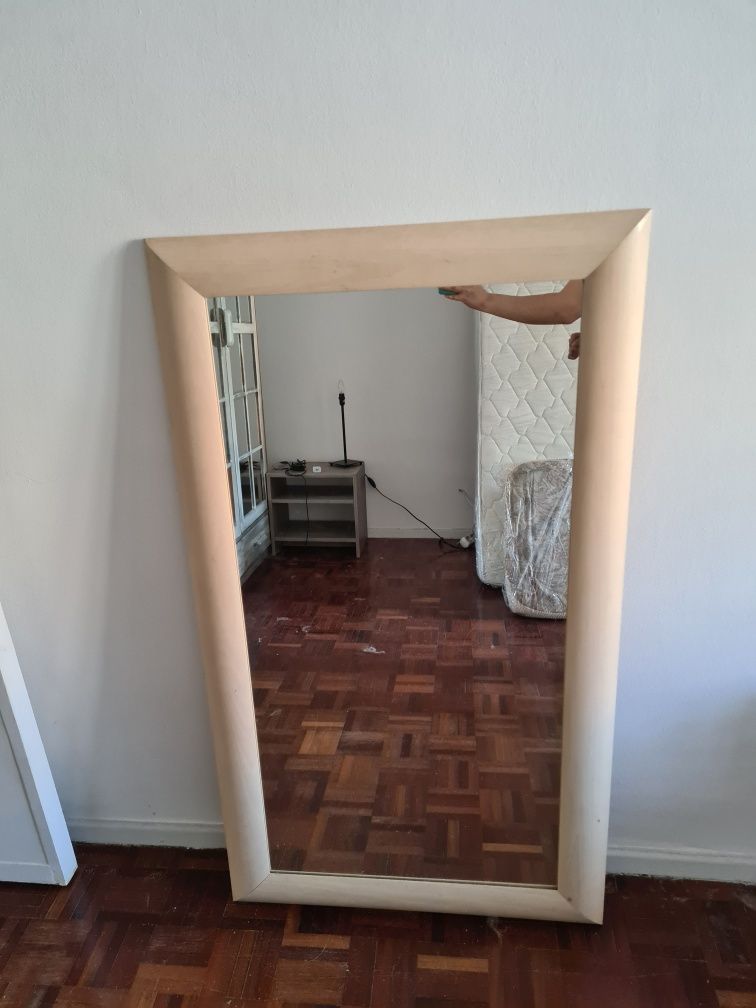 Espelho com moldura