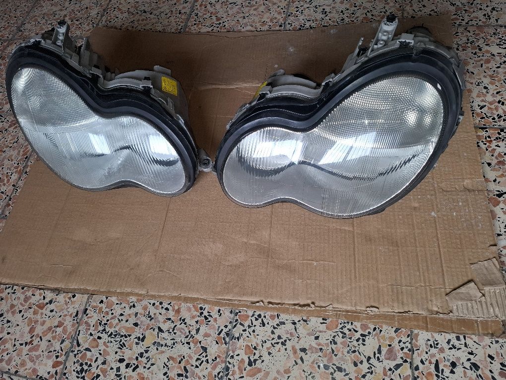 Um par de oticas mercedes