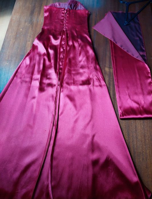 Vestido comprido vermelho com écharpe