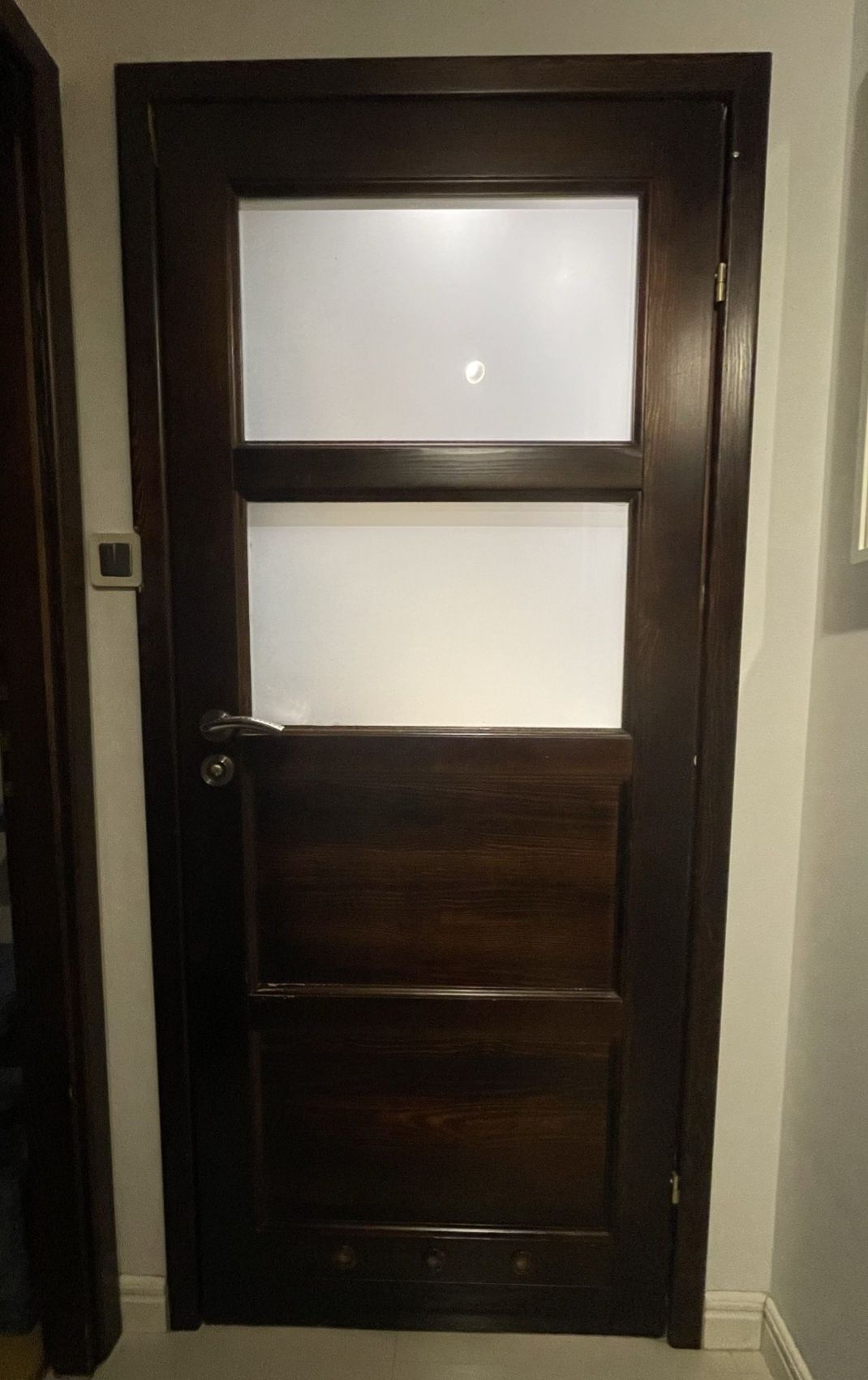 Drzwi drewniane brązowe z futrynami