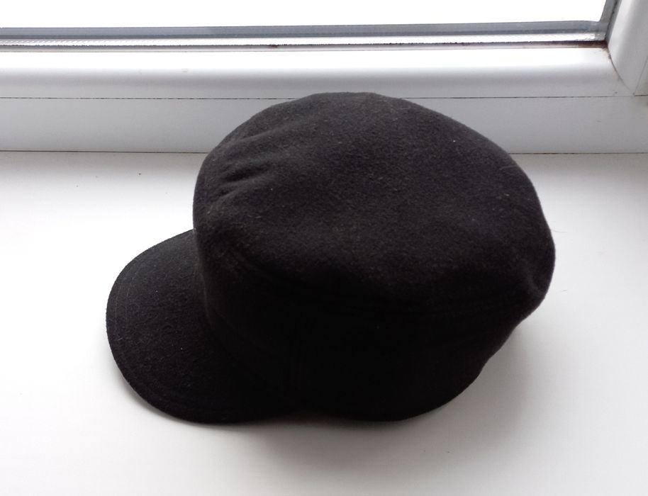 Кепка чоловіча, з жорстким козирьком, відкладається на вуха