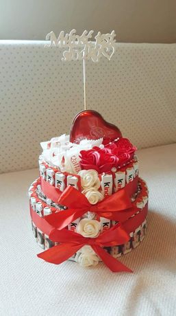 Tort ze słodyczy, dwupiętrowy, prezent na ślub