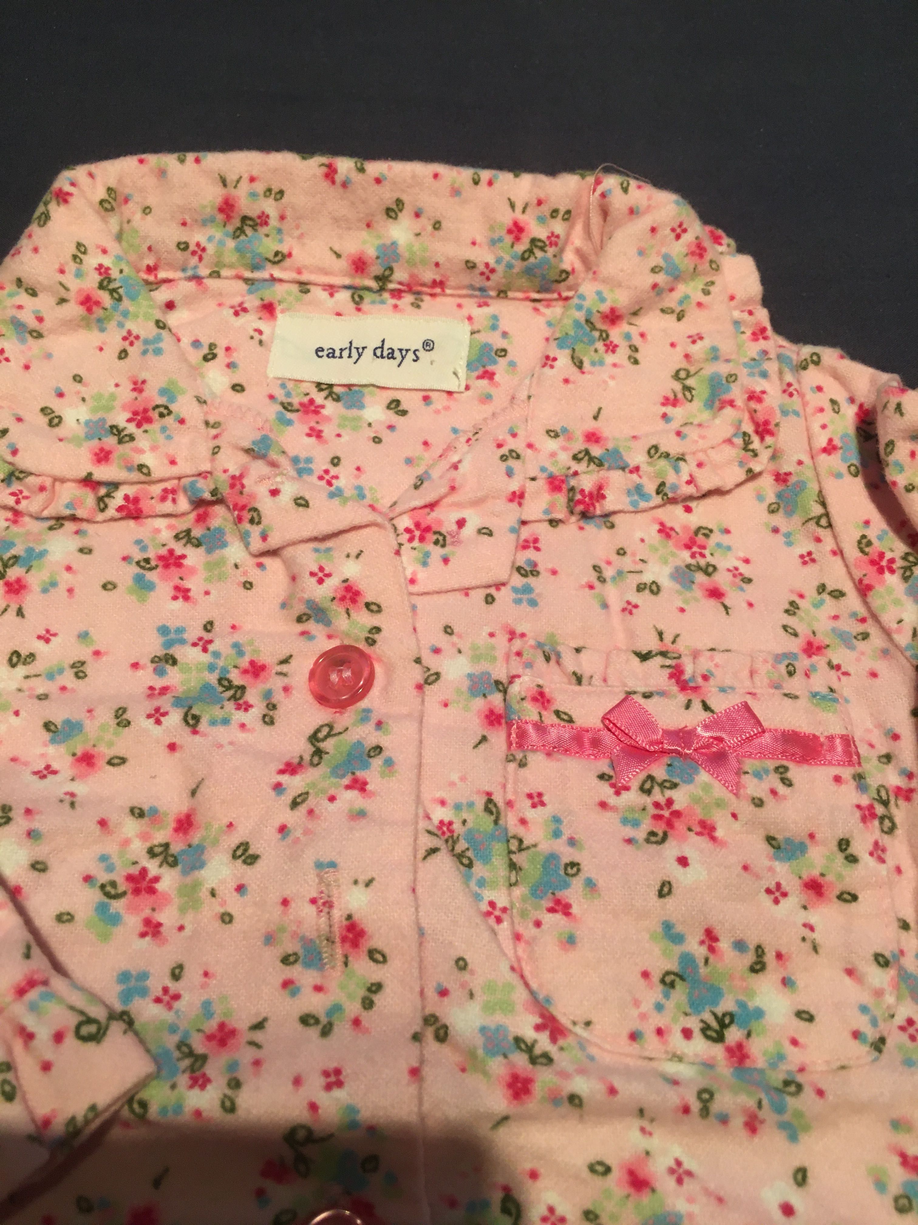 Robe, pijama e oferta de peluche para menina de 9 a 12 meses