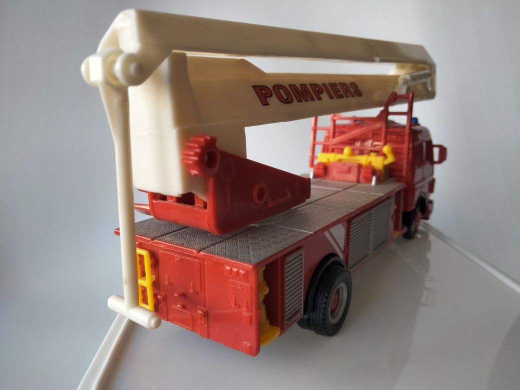 1/87 Mercedes Actros Escada - Bombeiros (Hongwell)