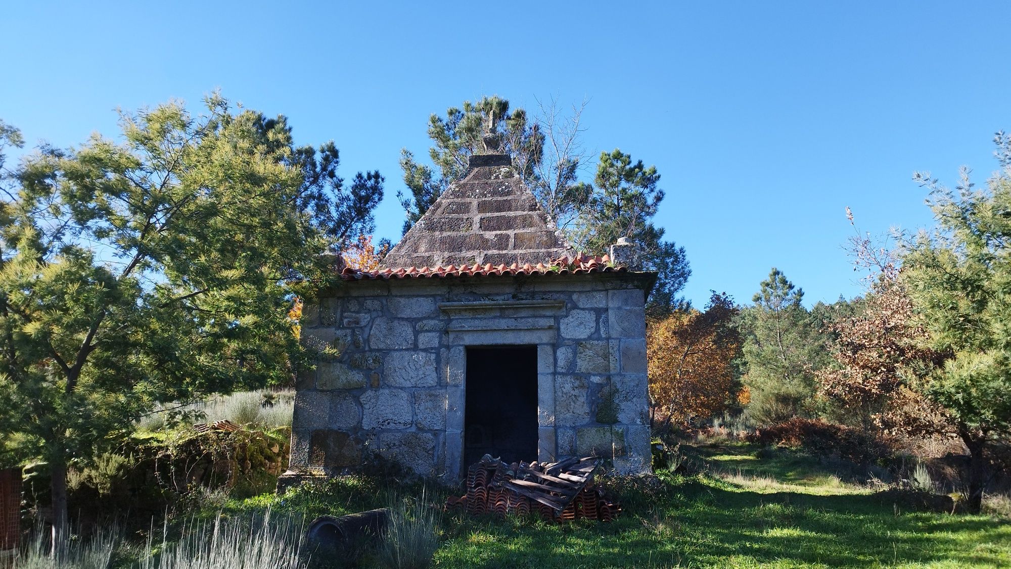 Quinta 7.2 hectares com casa de brasão e com capela
