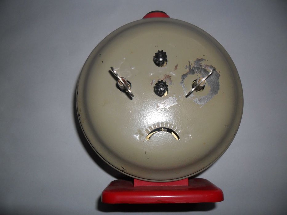 Металлический конструктор в виде будильника.