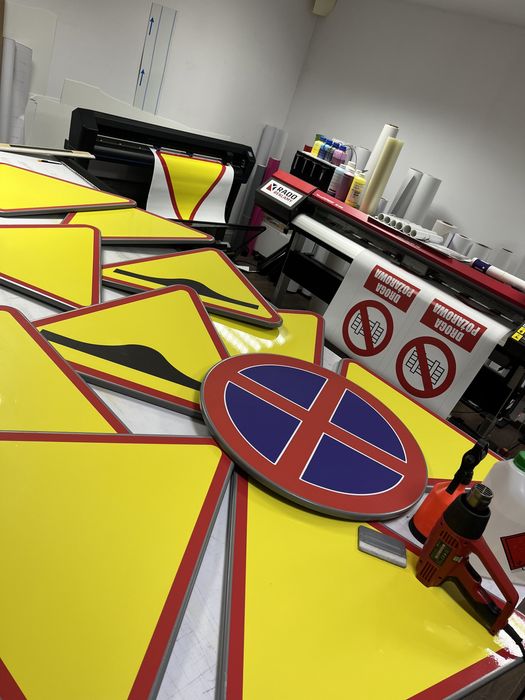 Konstrukcje reklamowe, znaki drogowe, reklamy banery