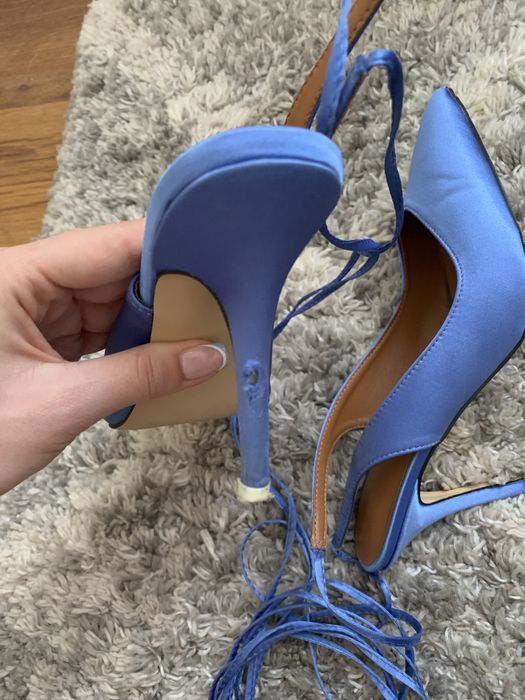 Szpilki na obcasie bez pięty z wyciętą piętą niebieskie satynowe 38
