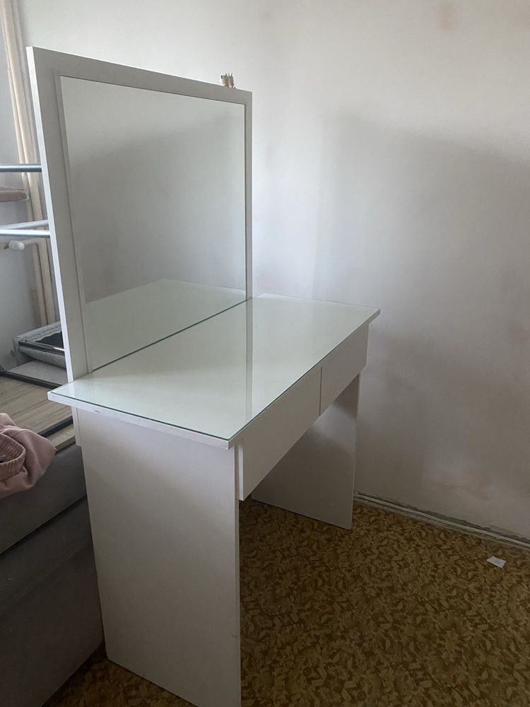 Toaletka z lustrem