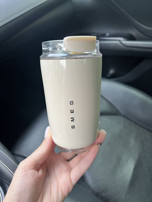 Термочашка Smeg.