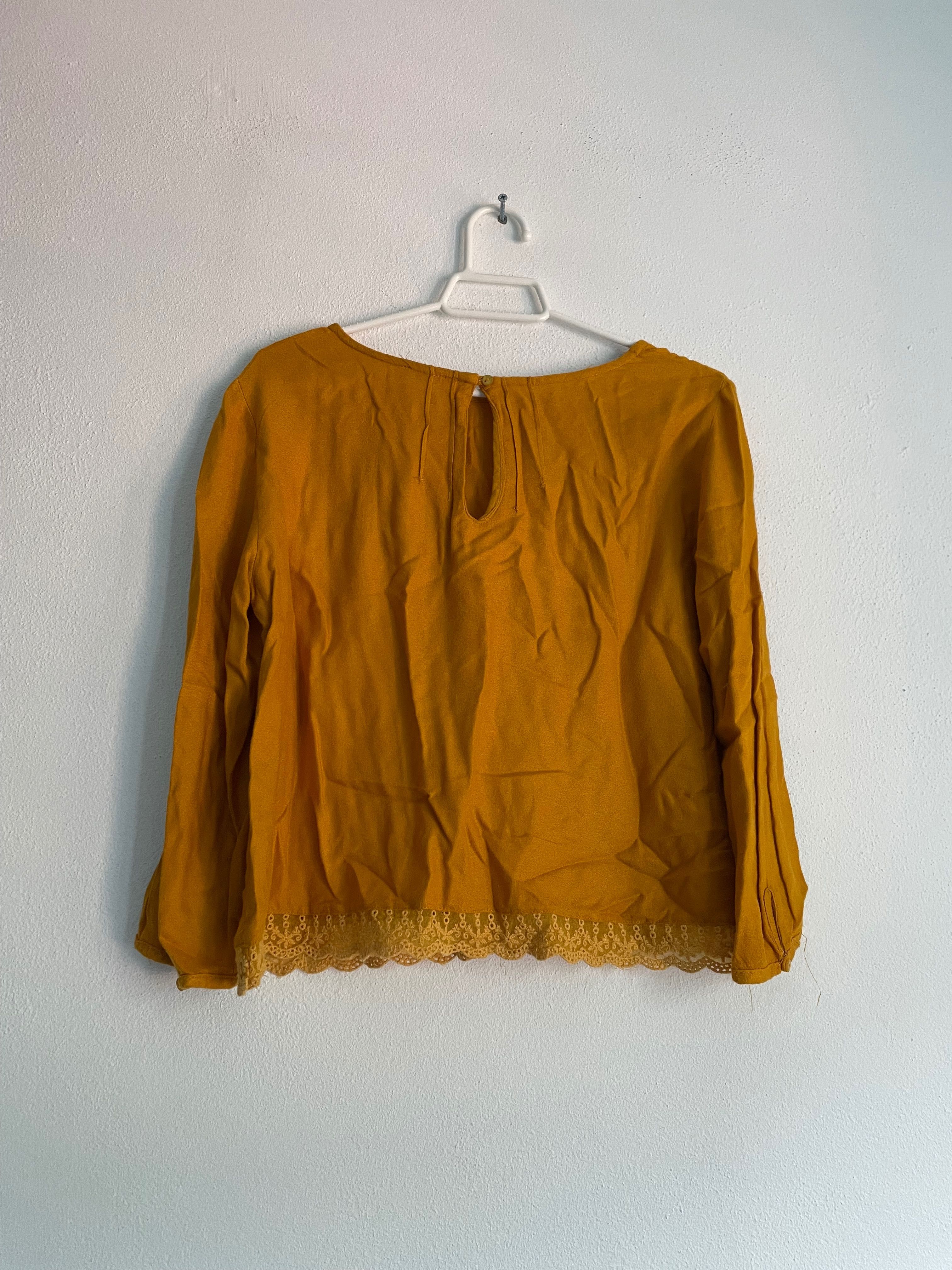 Blusa amarela com renda