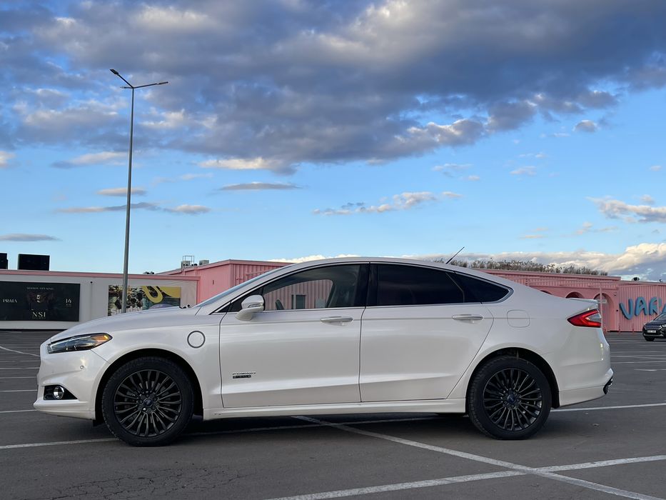 Ford Fusion Titanium  Energy plugin hybrid