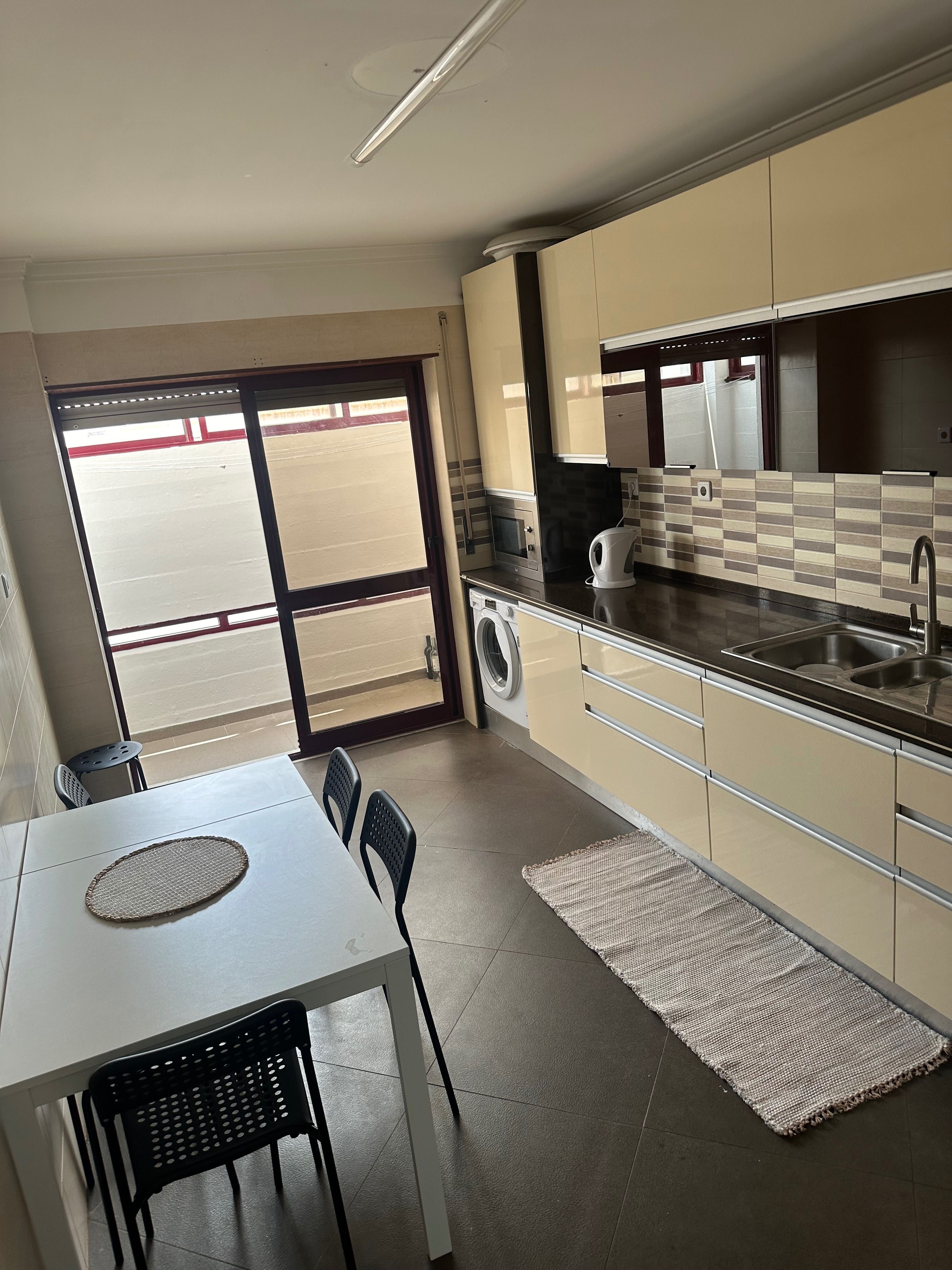 Quarto moderno e espaçoso