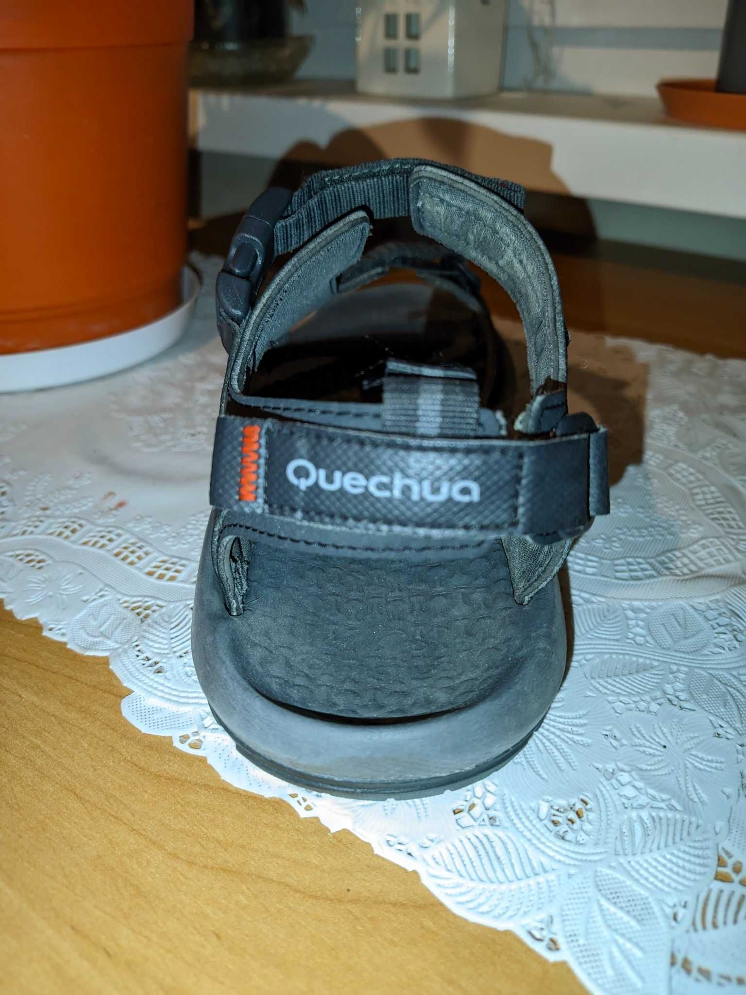 Sandały unisex Decathlon noszone chwilę