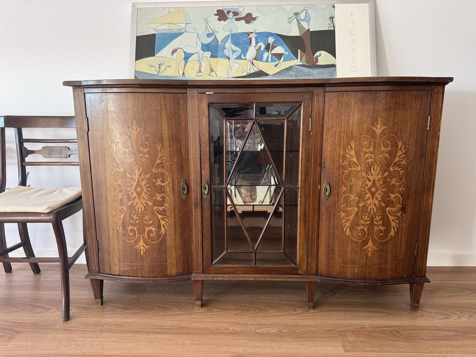 3 camas com estrados e colchões, 2 roupeiros e 2 mesas de cabeceira