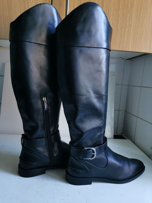 Продам сапоги Zara 39 размера( эко кожа) на узкую  и среднюю ногу