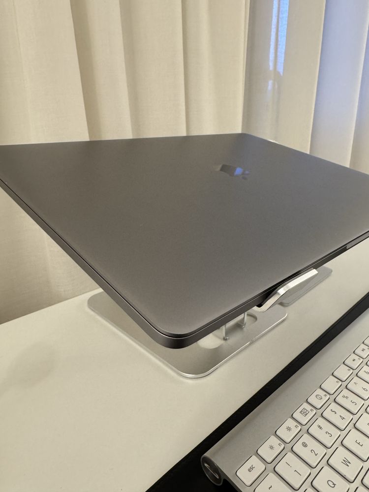 Macbook Pro i9 [15 cali, 2019] 16gb RAM, 512 SSD