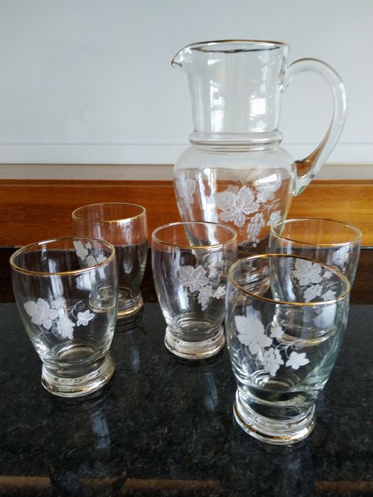 Jarro de água com 5 copos com motivos pirogravados e bordo dourado