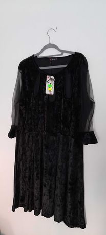 Czarna welurowa sukienka z wycięciami 48