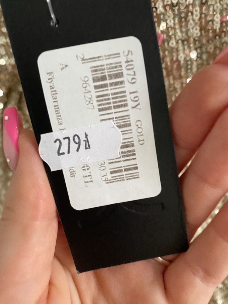 Złota cekinowa sukienka na jedno ramię