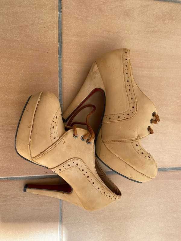 Sapato de salto alto camel