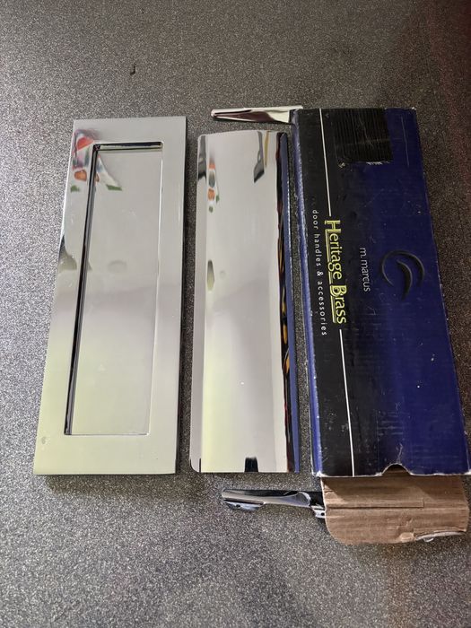 Wrzutka na listy. Skrzynka pocztowa.