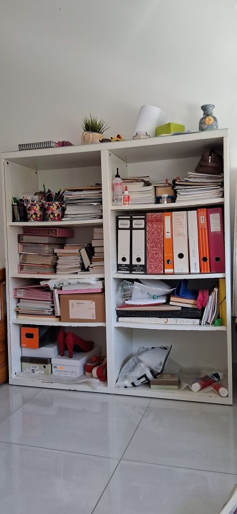 Estante para arrumação, sem porta, forrada com vidro,