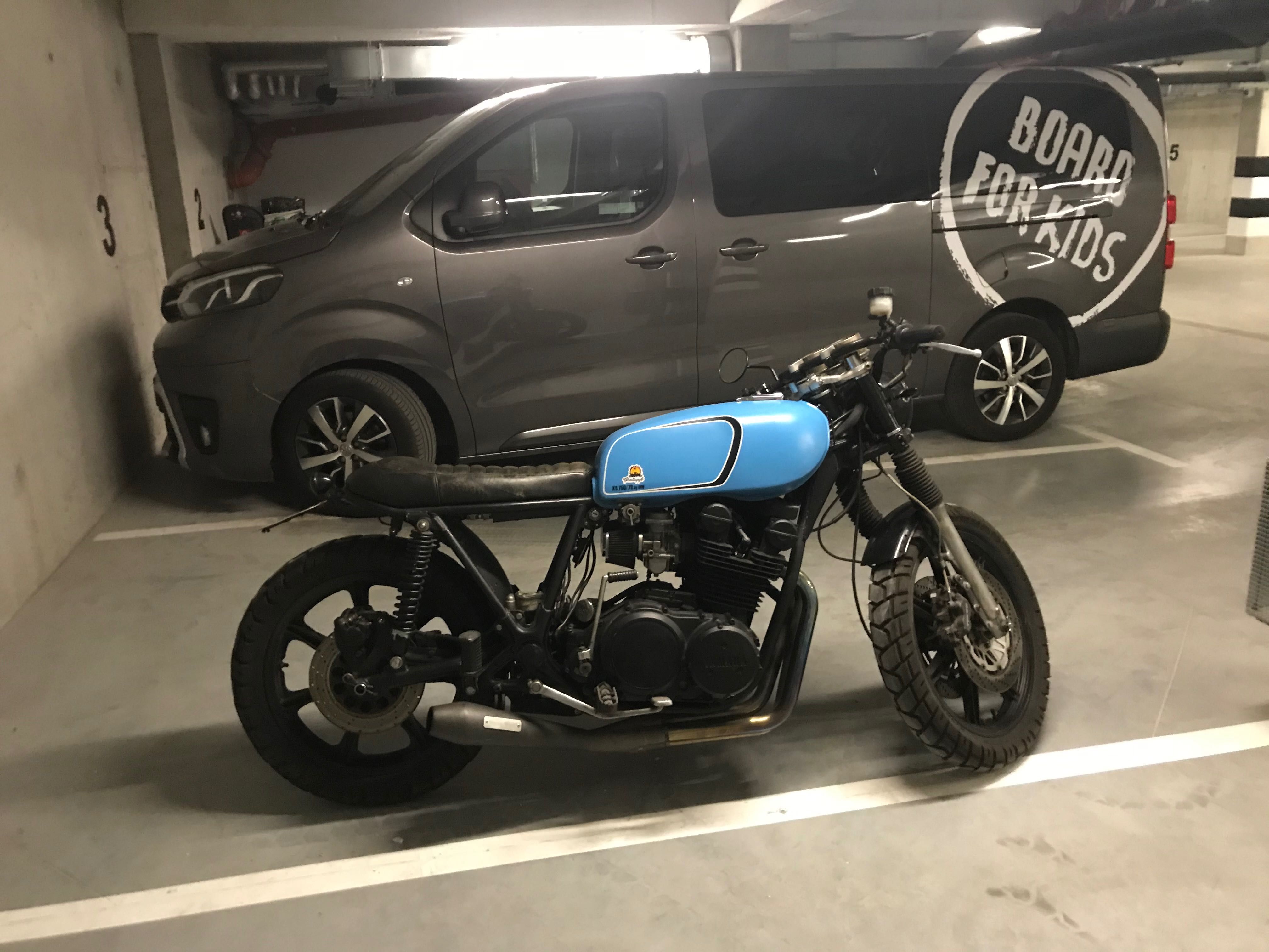 Motocykl Yamaha XS 750 z 1978 roku Custom