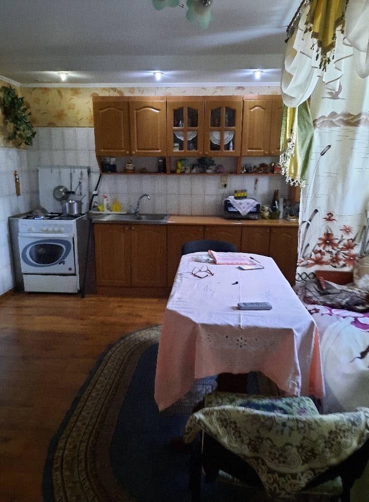 Продається двоповерховий будинок недалеко від центру, м. Ніжин