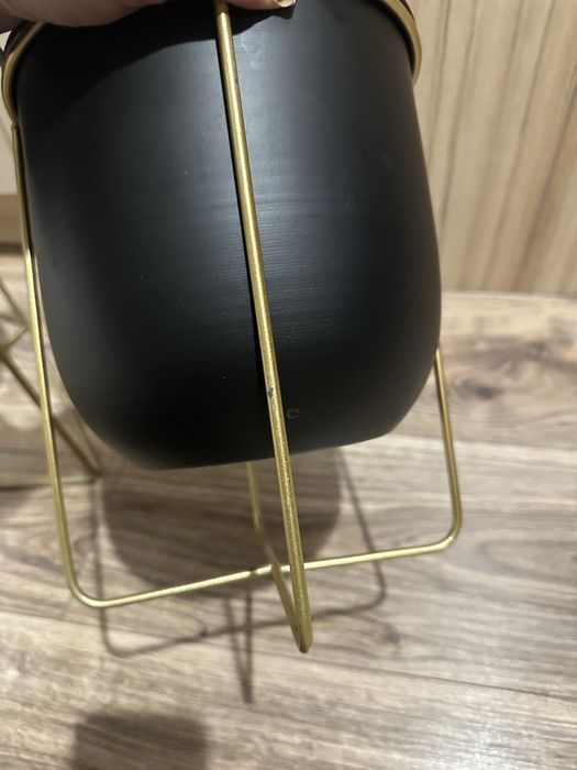 Dwie metalowe osłonki doniczki na stojakach styl loft