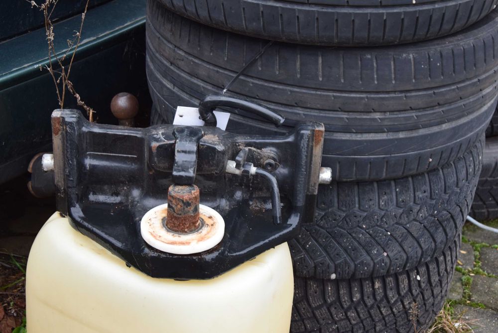 Sprzedam zaczep kulowy  przesuwny  NEW HOLLAND  CASE  orginalny