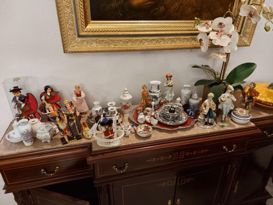 Porcelanas, Bonecas, Pratos, Jarras etc...