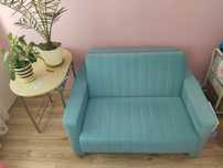 Śliczna turkusowa sofa 2-osobowa typu Amerykanka