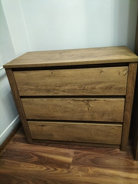 Komoda brązowa w kolorze dębu