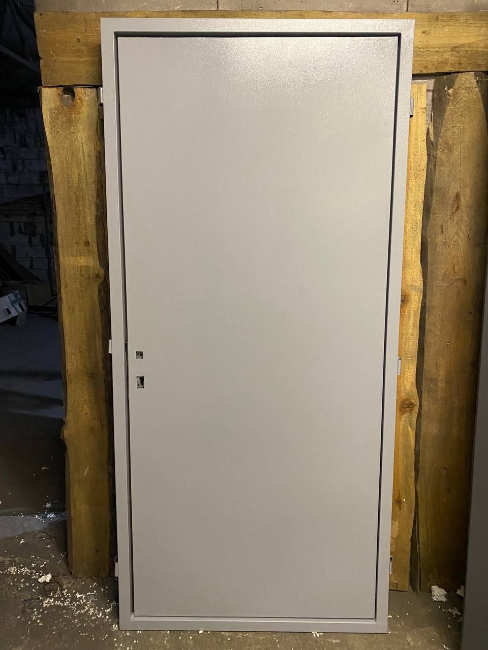 Білі металеві двері в технічні приміщення