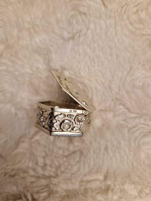 Caixinha Antiga em Prata Trabalhada – com Marca de Contraste