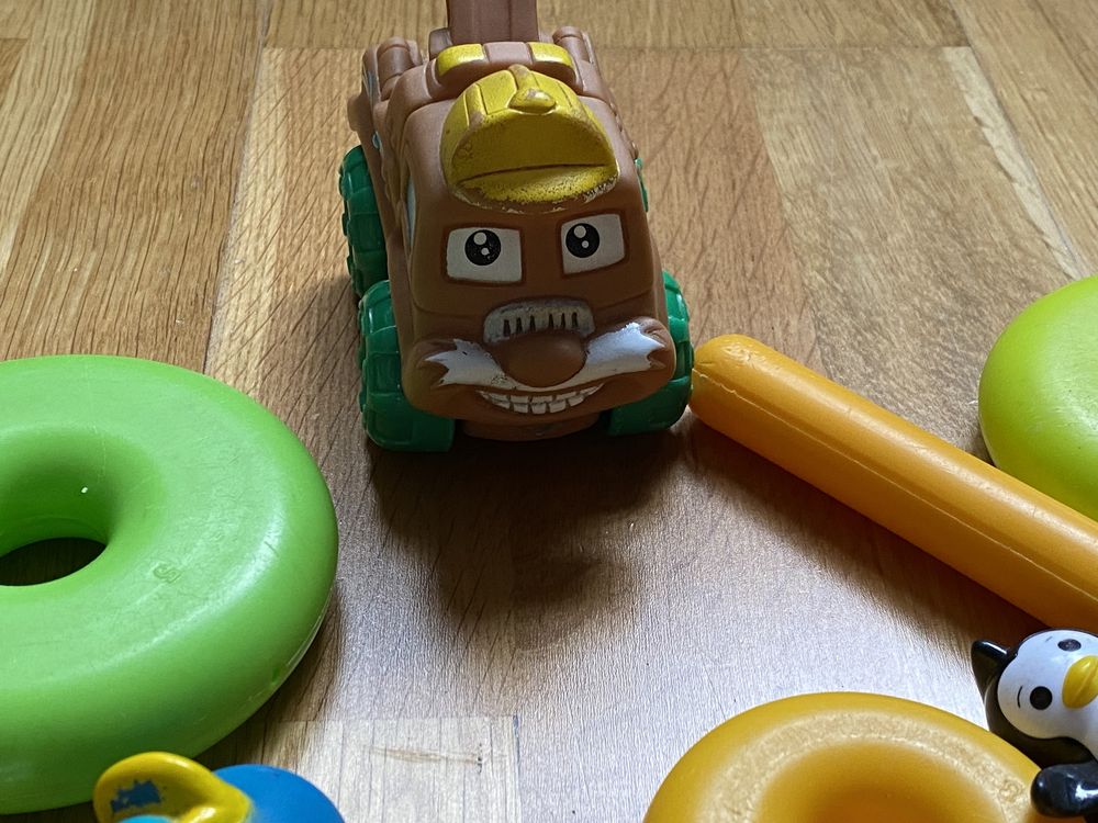 Plastykowe zabawki wieża zwierzątka i autka piszcząca