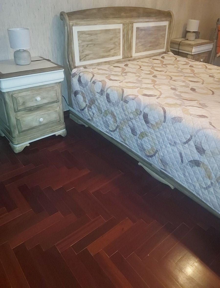 Cama de casal  e mesas de cabeceira madeira maçica