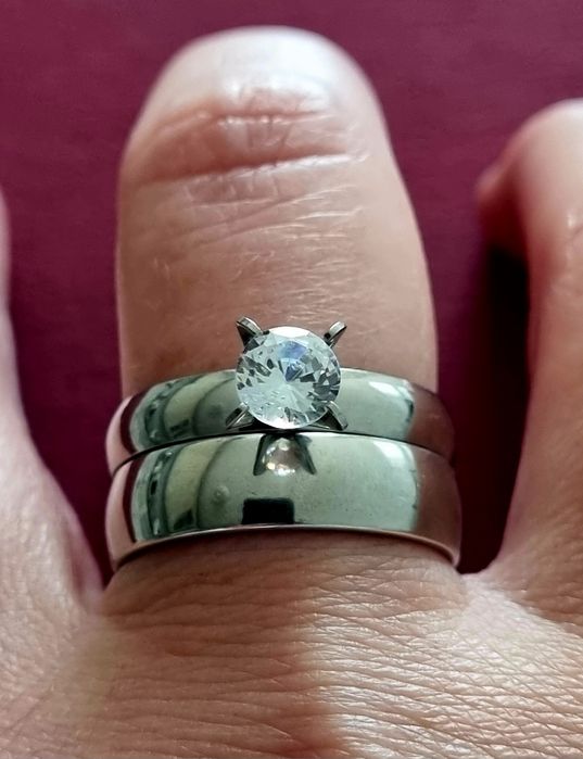 Conjunto de 2 anéis/alianças prateados (1 solitário), em aço, T19.