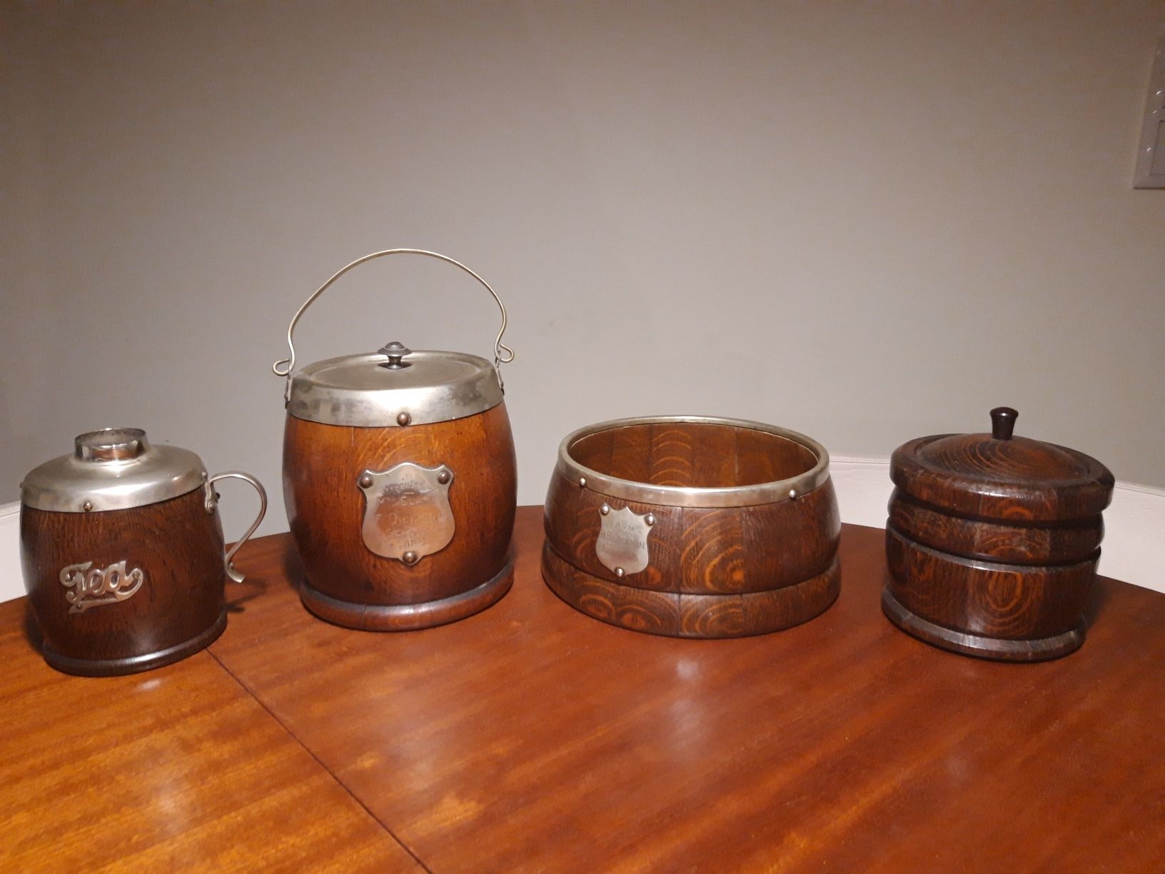 Antigo conjunto de recipientes britânicos de madeira com inscrições