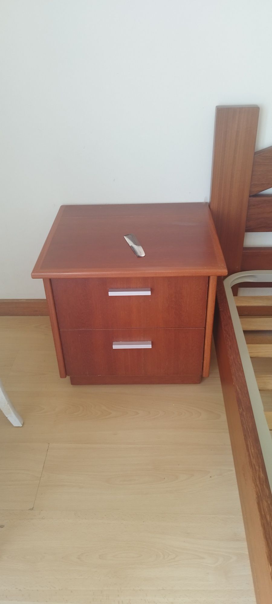 2 mesas de cabeceira