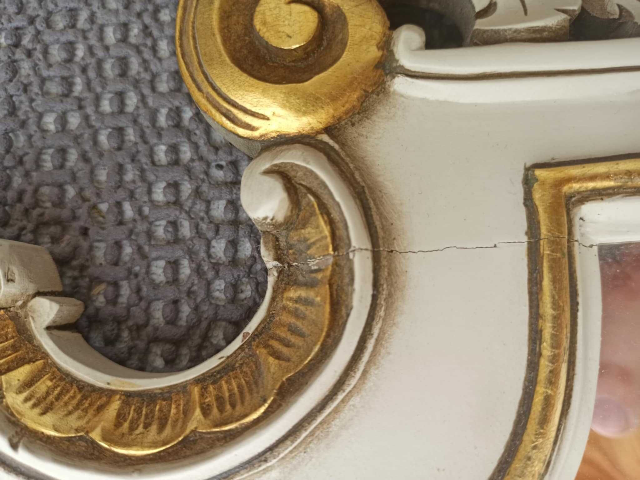 Espelho de parede, moldura em madeira tons branco e dourado