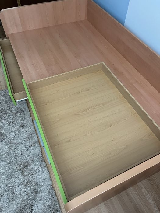 Cama dupla + 1 colchão + 2 conjuntos de roupa de cama