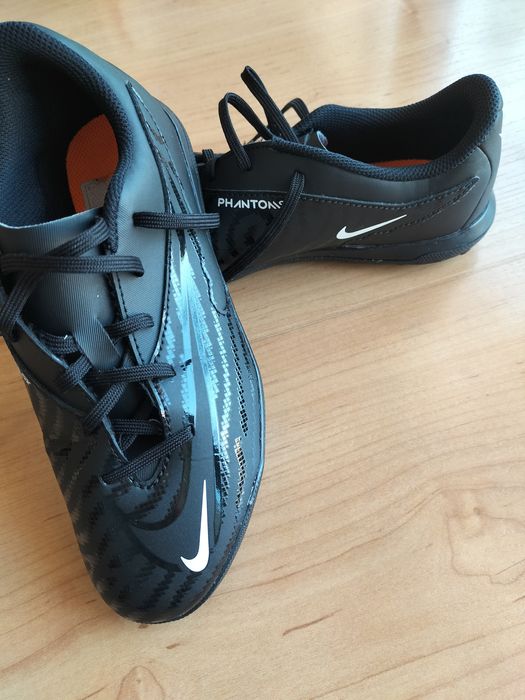 Tênis futebol pretos Nike Phantom