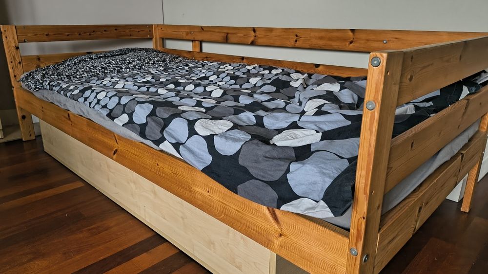 Łóżko drewniane Ikea 90x200 + stelaż+ materac + skrzynia na  pościel.